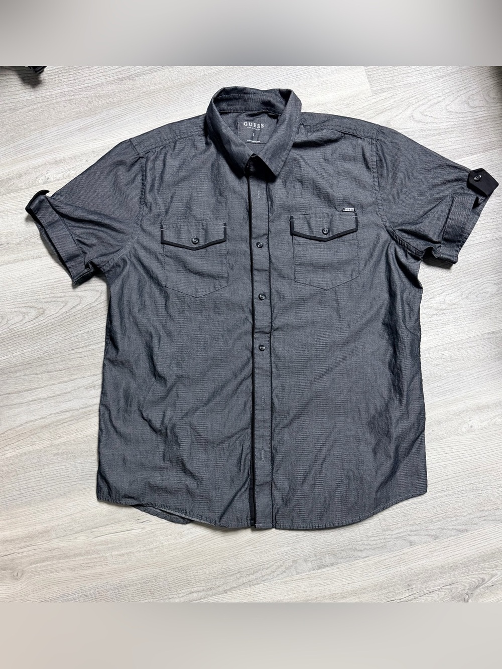 GUESS Men’s Gray Short-Sleeve Button-Down Shirt with Chest Pockets